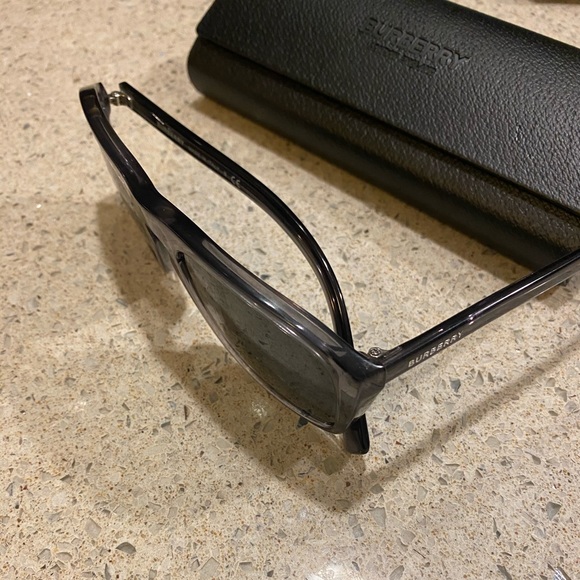 BURBERRY SUNGLASSES BRAND NEW - Picture 2 of 3